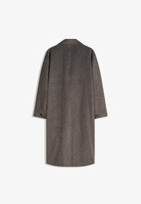 Dlhý, sivý vlnenný kabát s klopovým golierom, spustenými ramenami a priamym strihom. Má hladkú textúru a gombíkové detaily na rukávoch.