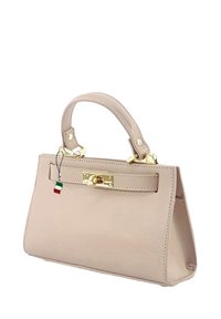 Beige leren handtas met een gestructureerde vorm, gouden hardware en een klein Italiaans vlaggetje charm dat aan de handgreep is bevestigd.