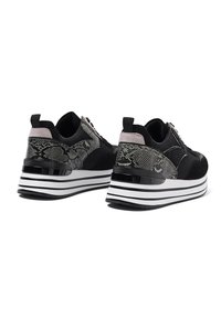 Sneaker neri con accentuatura in stampa serpente testurizzata, suola piatta a strisce bianche e nere e dettagli in suede rosa sul tallone.