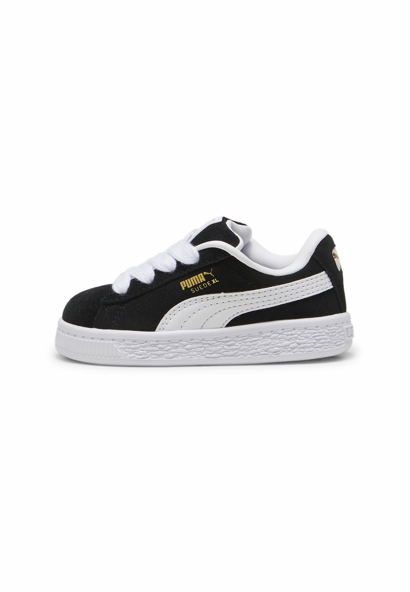 Basket noire en suède avec des accents blancs, des lacets blancs et une semelle extérieure en caoutchouc texturé. Présente un détail de logo doré sur le côté.