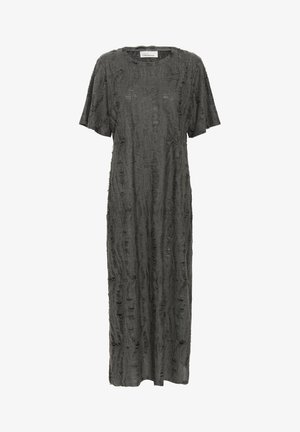 Sivá šaty po kolená vyrobené z textúrovanej látky so slubovým vzorom a jemným rozstrapkaním, s krátkymi rukávmi a voľným strihom.