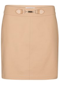 Jupe crayon couleur camel avec un tissu texturé, une coupe ajustée et une ceinture décorative ornée d'accents métalliques de chaque côté.