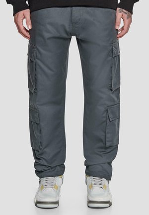 Grå cargo bukser med flere sidelommer, afslappet pasform, lavet af slidstærkt stof, med en glat texture og syede detaljer.