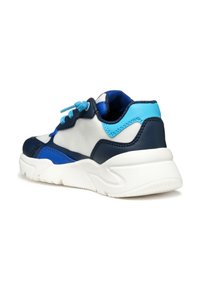 Sneaker sportivo con un mix di materiali grigi, blu navy e blu texturizzati, suola bianca e dettagli blu sui lacci e sul tallone.