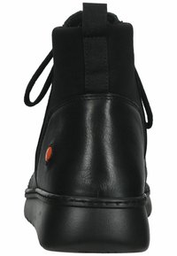 Botas de tobillo negras con un acabado de cuero suave y paneles laterales elásticos. Cuentan con una suela de goma fina y un distintivo botón de acento naranja.