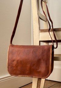 Gusti Leder TAYLOR 9,7" - Torba preko tijela - braun