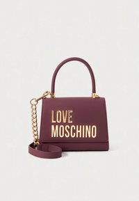 Vinrød håndveske med et strukturert design, gulltonede "LOVE MOSCHINO" bokstaver, kjede- og stroppdetaljer, samt en blank finish.