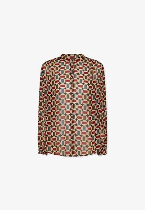 Bluzka z długim rękawem z lekkiego, przezroczystego materiału, z geometrycznym wzorem w kolorze czerwonym, beżowym i niebieskim, z kołnierzykiem i zapięciem na guziki.