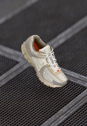 ZOOM VOMERO 5 NA18 UNISEX - Treniņu apavi - light orewood brown/khaki/pale ivory/college grey/safety orange/team gold