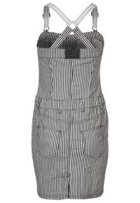 Gestreiftes Latzkleid in Schwarz und Weiß, mit gekreuzten Trägern im Rücken, zwei Fronttaschen und einer taillierten Silhouette. Hergestellt aus strapazierfähigem Material.