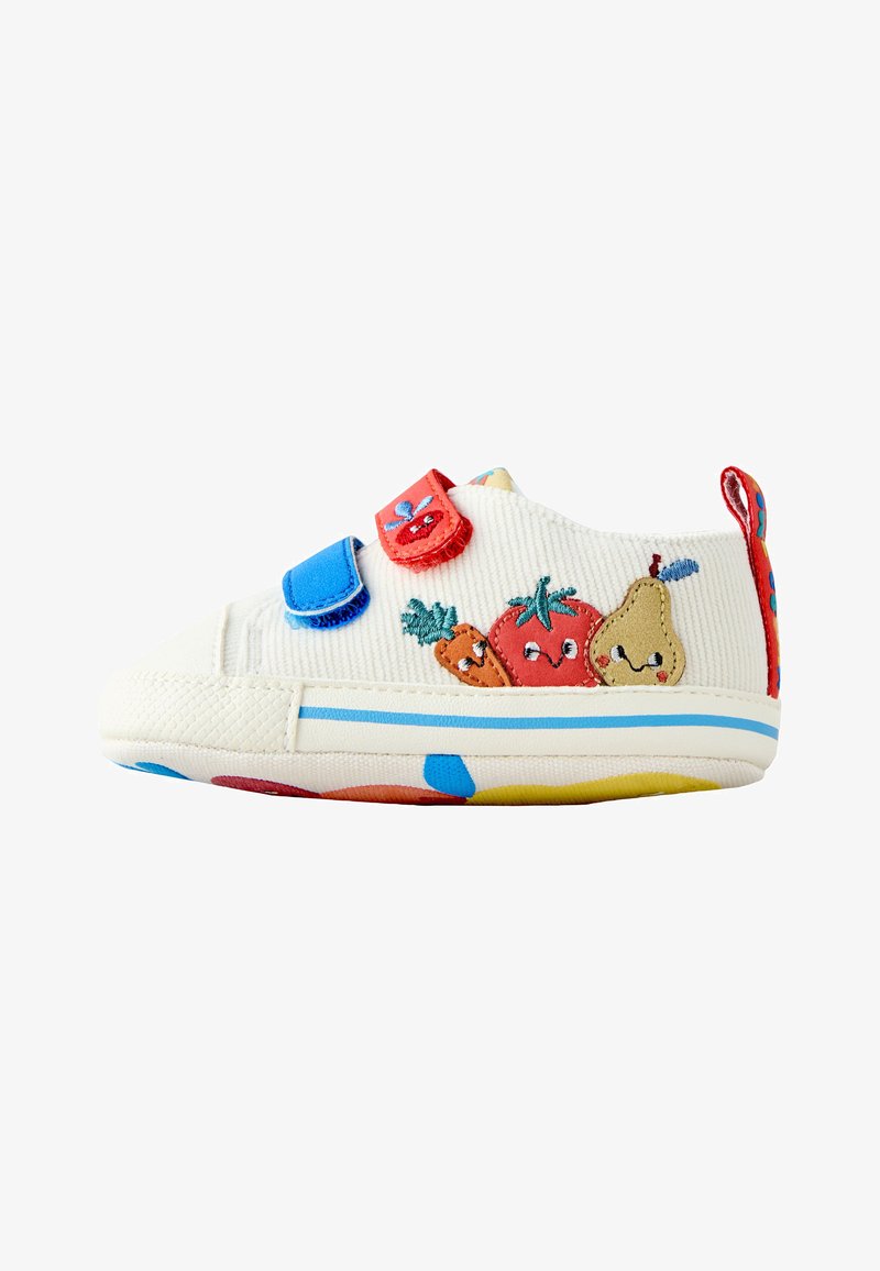 Chaussure blanche pour tout-petit avec des bandes Velcro bleues et rouges, carotte, tomate et poire souriantes brodées, et des accents multicolores sur la semelle.