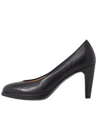 Černá kožená lodička na vysokém podpatku s kulatou špičkou a středně vysokým zúženým podpatek, zobrazená z pravé strany na bílém pozadí.