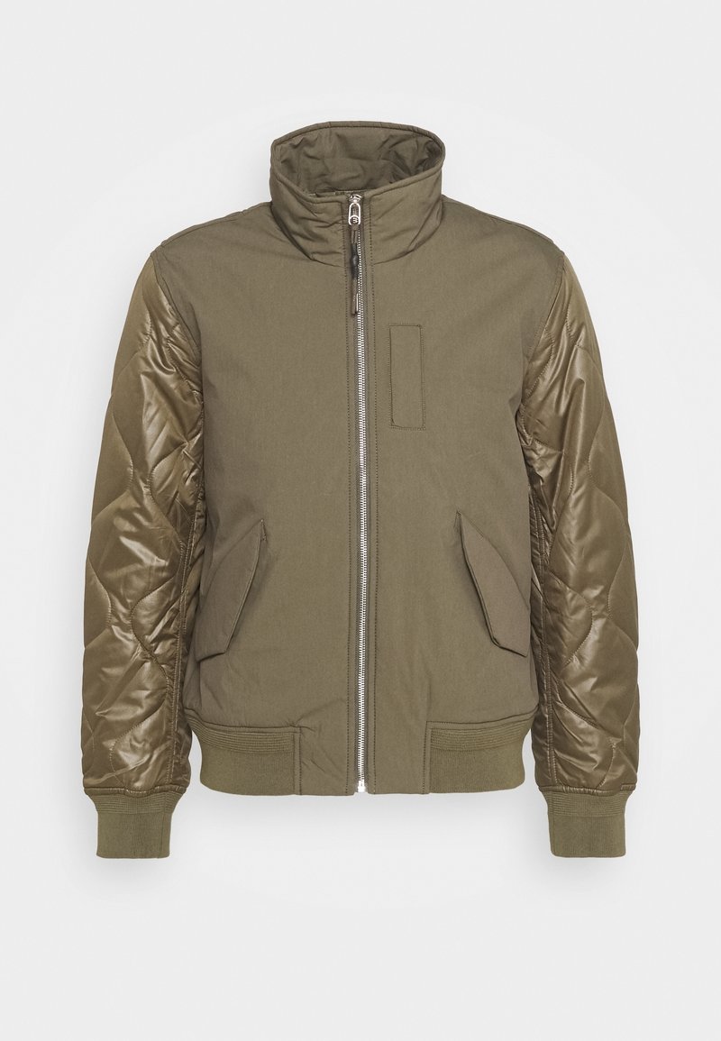 Giacca verde oliva con maniche in satin trapuntato, colletto alto, zip frontale, tasche con pattina e polsini e vita a coste.