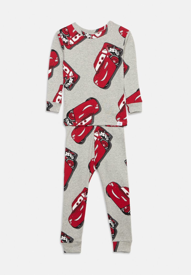 Ensemble de pyjama gris à manches longues pour enfants avec des imprimés rouges de voiture de course en dessin animé sur le haut et le pantalon.