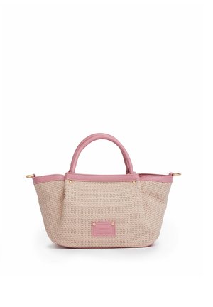 Piccola borsa a mano beige intrecciata con rifiniture in pelle rosa, manici e una targhetta frontale, mostrata su sfondo bianco.