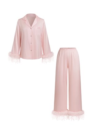 Jasnoróżowy satynowy zestaw piżamowy z bluzką na guziki z długim rękawem i spodniami o szerokich nogawkach, obie części wykończone miękkimi piórkowymi detalami.