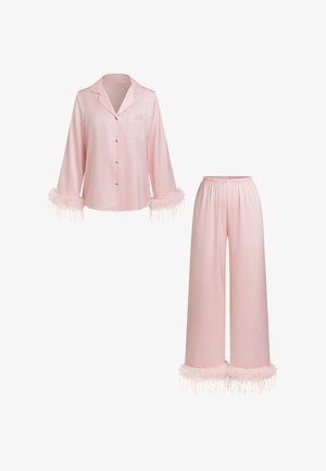 Ensemble de pyjama en satin rose clair comprenant un haut à manches longues avec boutons et un pantalon à jambes larges, tous deux ornés de délicats détails en plumes.