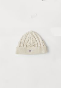 Bonnet en tricot crème avec un design en câble texturé, doté d'un revers côtelé et d'un petit logo brodé à l'avant.