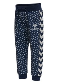 Marinblå sweatshirtbyxor med vita bokstavsmönster, elastisk midja och vita chevronränder på sidorna. Mjuk bomullsmaterial.