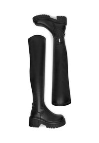 Czarne kozaki za kolano, wykonane z gładkiej skóry, z grubą podeszwą, zamkiem błyskawicznym z boku i dopasowanym krojem. Teksturowane akcenty w pobliżu podeszwy.