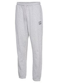 Lys grå sweatpants med elastisk talje og manchetter, der har snøre og sort "LP|8 hummel sportswear" logo på venstre lår.