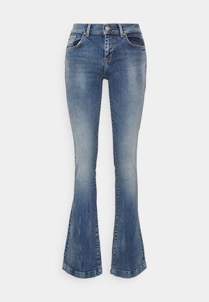 Udvidede blå jeans lavet af denim. Har en mellemhøj talje, let slidte detaljer og klassisk fem-lomme design.