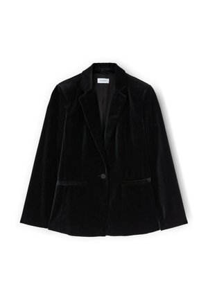 Czarny aksamitny blezer z pojedynczym zapięciem na guzik, szpiczastymi klapami i dwoma przednimi kieszeniami. Gładka faktura, dopasowany krój i wyraźna struktura.