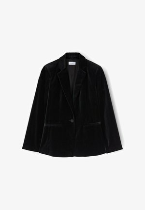 Schwarzer Samtblazer mit einem einzelnen Knopfverschluss, spitzen Revers und zwei Vordertaschen. Glatte Textur, maßgeschneiderte Passform und strukturierte Form.