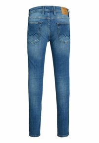 Vaqueros de denim azul con un corte recto, diseño de cinco bolsillos y una etiqueta de cuero en la cintura trasera. Detalles de costura sutiles en los bolsillos.