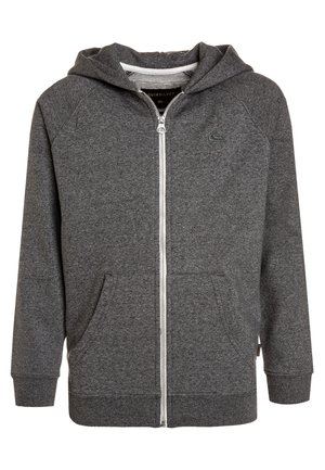 Dunkelgrauer Kapuzenpullover mit Reißverschluss, Fronttaschen, Kapuze und dezentem Logo auf der linken Brust, vor weißem Hintergrund dargestellt.