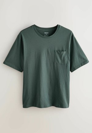 Zelené tričko z bavlny, s krátkými rukávy, kulatým výstřihem a kapsou na hrudi. Hladká textura a běžný střih; jednoduché bez vzorů.