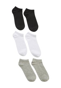 Trzy pary skarpetek do kostek: dwie czarne, dwie białe i jedna szara. Wszystkie mają gładką tkaninę, żebrowany ściągacz i prosty design.