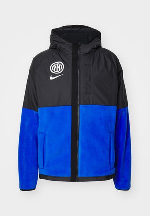 Svart och blå huva jacka gjord av kontrasterande material; har en fleece-nedre del, dragkedja fram och logotyper på bröstet.