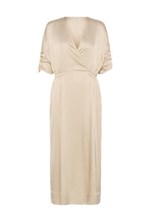 Robe midi en satin beige avec un décolleté en V à effet portefeuille, des manches courtes froncées et une taille élastiquée pour une silhouette ajustée.