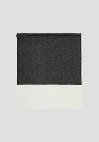 Rechthoekig stuk stof met een gestructureerde, donkergrijze bovenhelft en een gladde, witte onderhelft. Bevat subtiele, glanzende deeltjes doorheen.