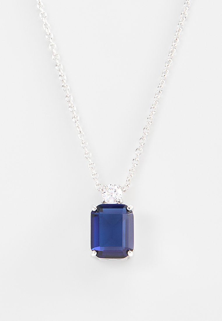 Silberne Kettenhalskette mit einem rechteckigen blauen Edelstein-Anhänger, akzentuiert mit einem klaren Stein darüber, der in einer Krappenfassung eingesetzt ist.