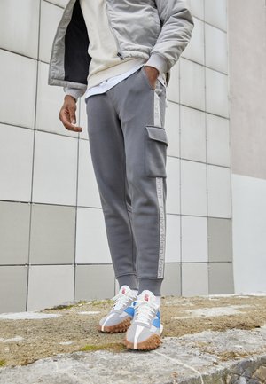 LOGO TAPE PANT - Pantaloni sportivi - industrial grey