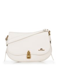 Bolso cruzado de piel blanca con solapa curva, herrajes en tono dorado y cierre de hebilla. Cuenta con una correa larga y ajustable.