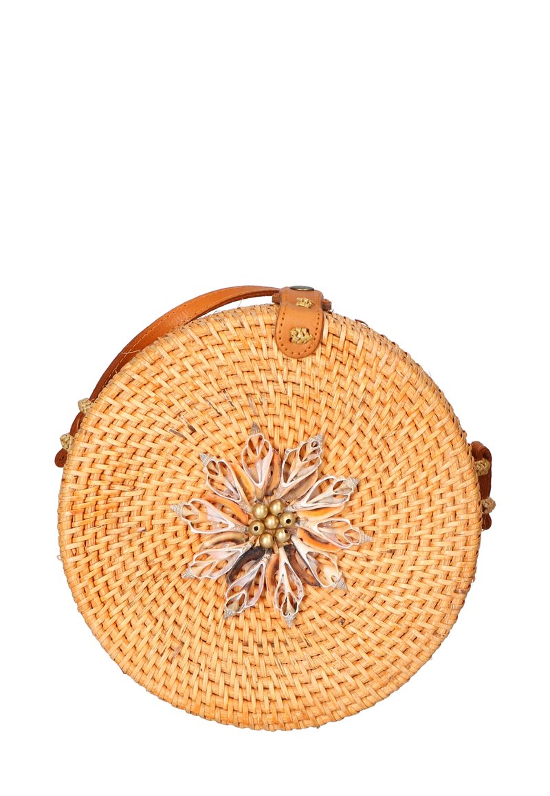 Borsa rotonda in paglia intrecciata con una tracolla in pelle color sabbia, caratterizzata da un design floreale decorativo realizzato con conchiglie e perline al centro.