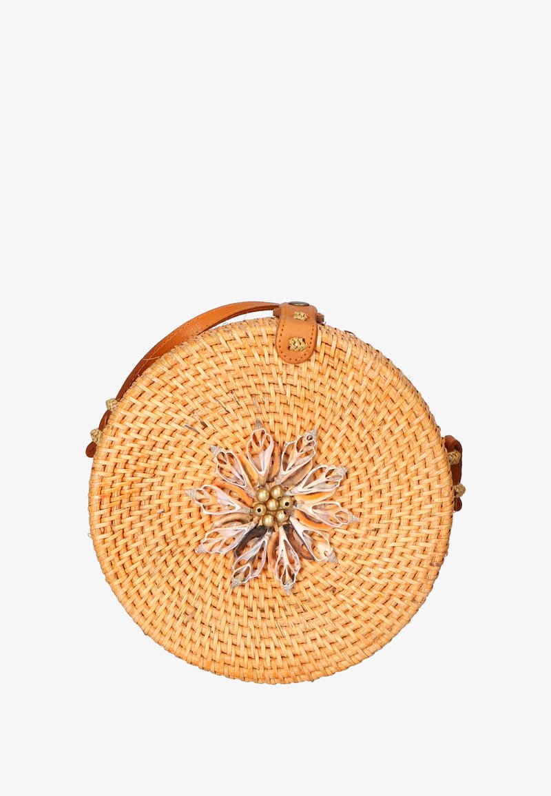 Borsa rotonda in paglia intrecciata con una tracolla in pelle color sabbia, caratterizzata da un design floreale decorativo realizzato con conchiglie e perline al centro.