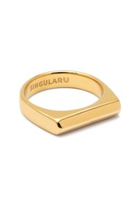 Goldring mit einem geometrischen Design, das eine flache, kantige Oberseite und eine glatte Textur aufweist. Innen mit dem Markennamen "SINGULARU" graviert.