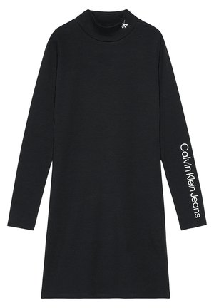Czarna sukienka z długim rękawem i golfem, z logo Calvin Klein Jeans na prawym rękawie oraz małym napisem "CK" na kołnierzyku.
