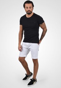 INDICODE JEANS IDHALLOW - Kratke hlače od trapera - off-white