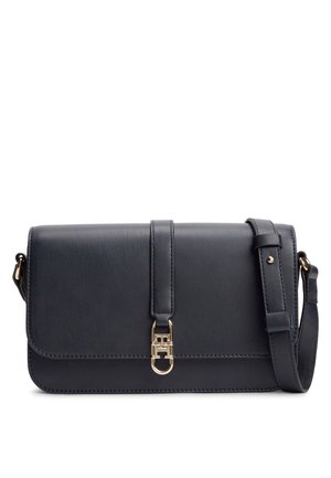 Sac à main bandoulière en cuir noir avec bandoulière réglable et fermeture à fermoir doré sur le rabat avant.