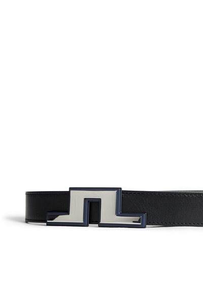 Zwarte leren riem met een grote, geometrische zilveren gesp met een marineblauwe rand. Gladde textuur met een minimalistisch ontwerp.