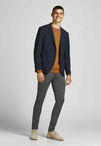 Jack & Jones JJEBASIC CREW NECK NOOS - Strickpullover - umber