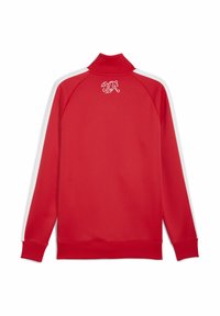 Rød atletisk jakke med høj krave, hvide sidelister og et lille grafisk logo på ryggen. Glat tekstur og lange ærmer.