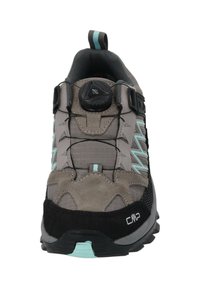 Zapato de senderismo gris con parte superior de malla, acentos de ante, detalles en turquesa, sistema de cierre por dial y suela de goma texturizada.