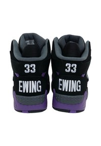 Črne visokotate ovalne superge s vijoličnimi detajli, sivo oblogo in belim besedilom "33" in "EWING" na peti. Strukturirana gumijasta podplat.