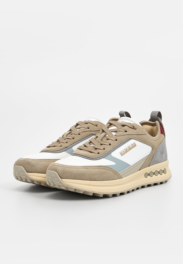 Beige und graue Sneaker aus einer Mischung aus Wildleder und synthetischen Materialien. Merkmale sind ein weißes Panel, hellblaue Akzente und eine strukturierte Sohle.